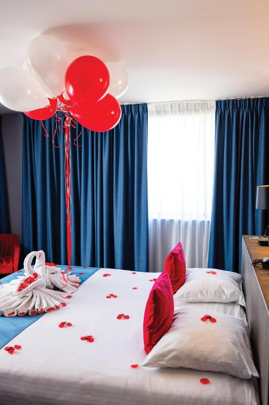 Suite with Hot Tub image 2