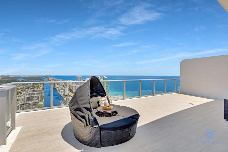 Luxury Penthouse - Awesome Views - Pools - Free Parking Images