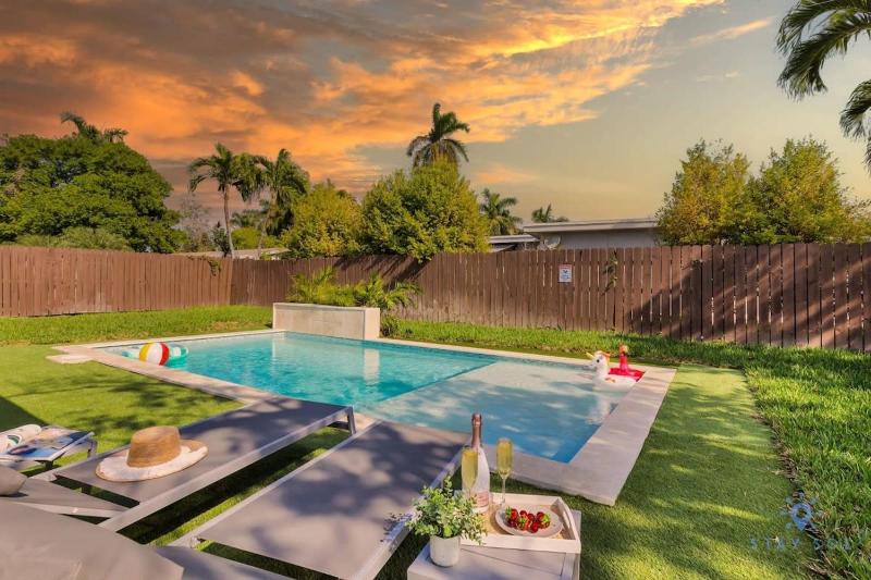 Just minutes driving to the Beach, Amazing Pool Images