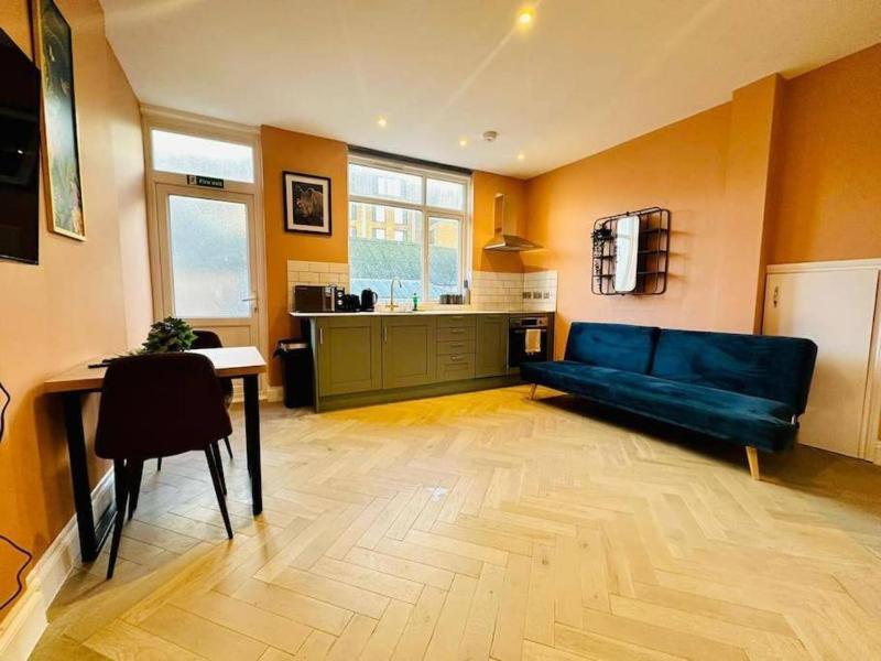 Special Offer Brighton train station 1 Bedroom Flat BN137CHE05 Images