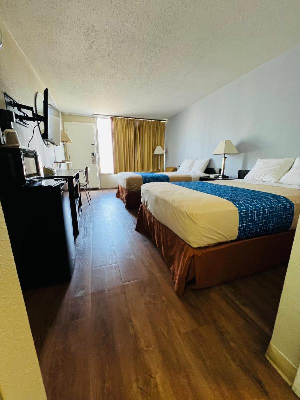 Double Room with Two Double Beds - Smoking image 4
