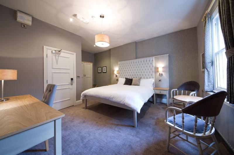 Deluxe King Room image 2
