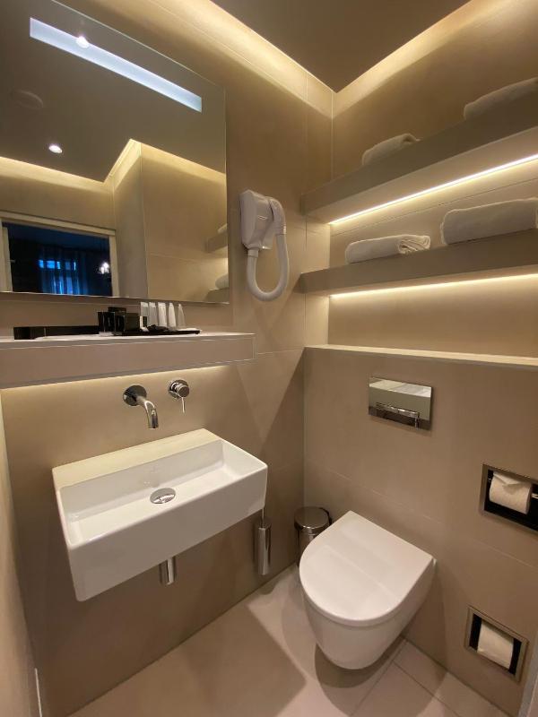 Twin Room with Spa Bath and Balcony image 4