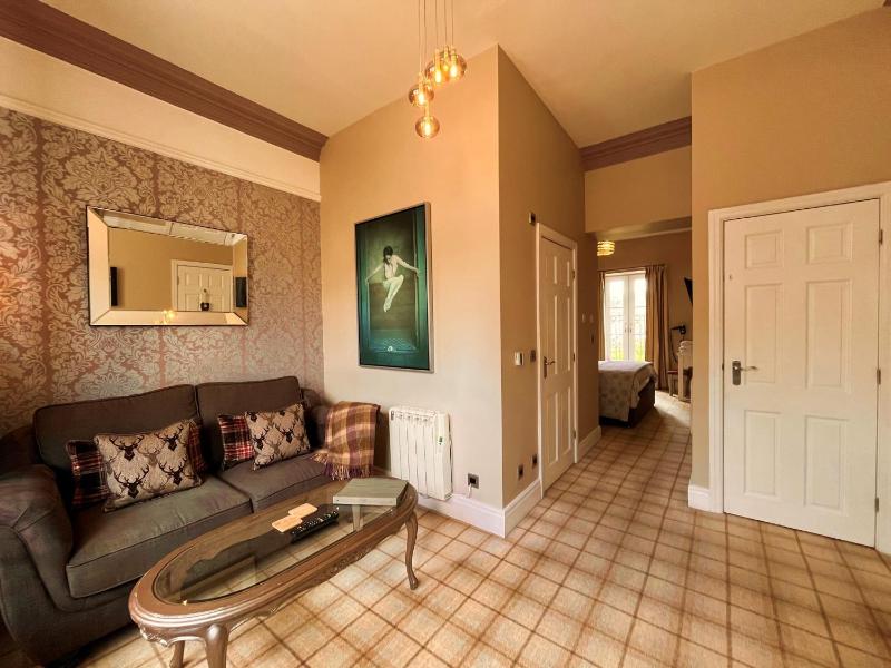 Suite 6 image 4