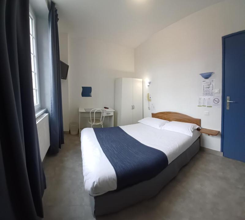 Double Room image 3