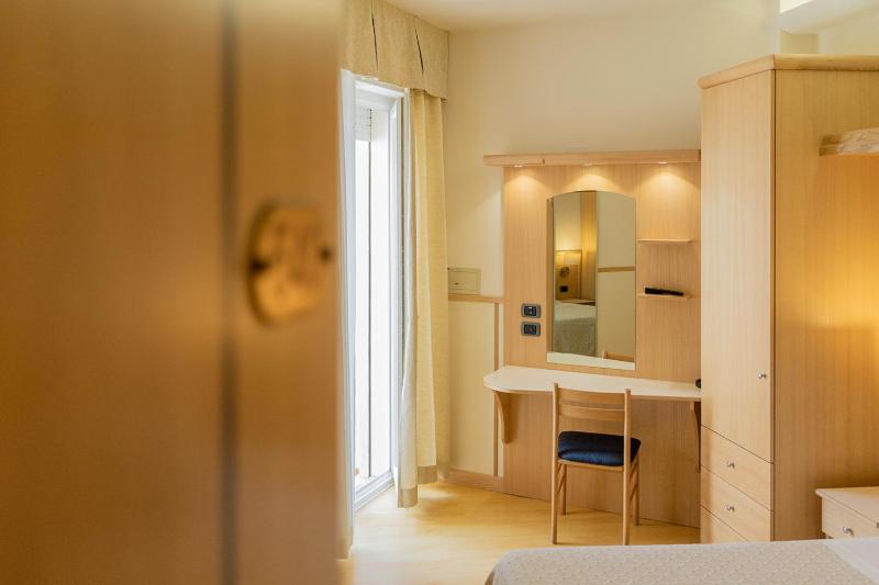  Double Room with Lateral Sea View image 2