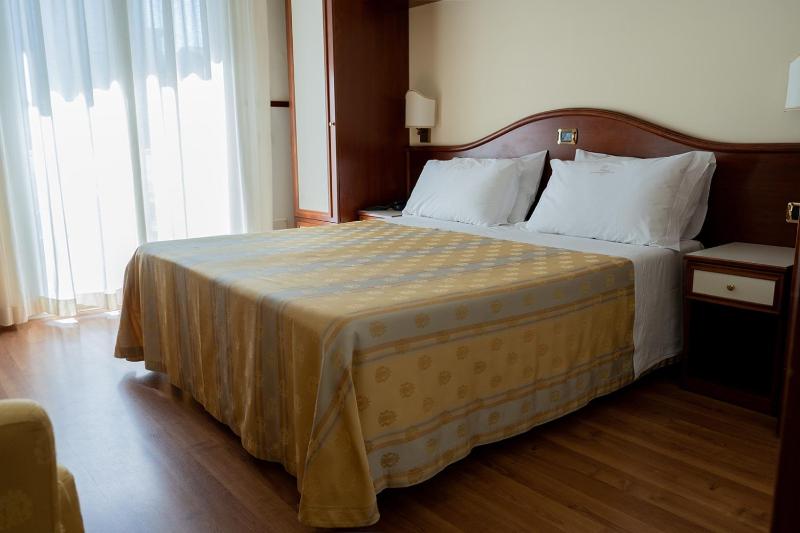  Double Room with Lateral Sea View image 3