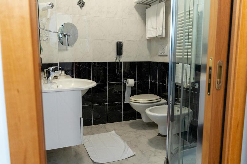 Triple Room with Lateral Sea View  image 3