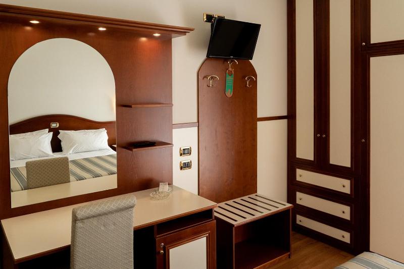 Triple Room with Lateral Sea View  image 4