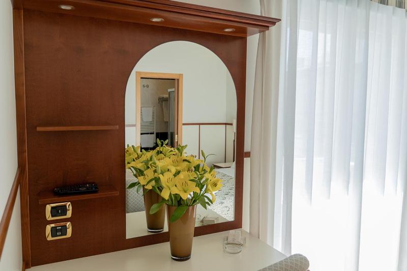 Suite with Lateral Sea view image 3