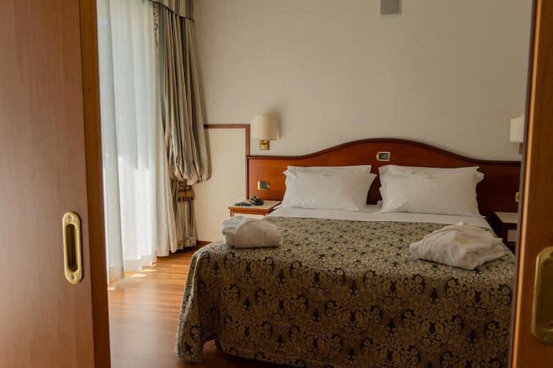 Suite with Lateral Sea view image 4