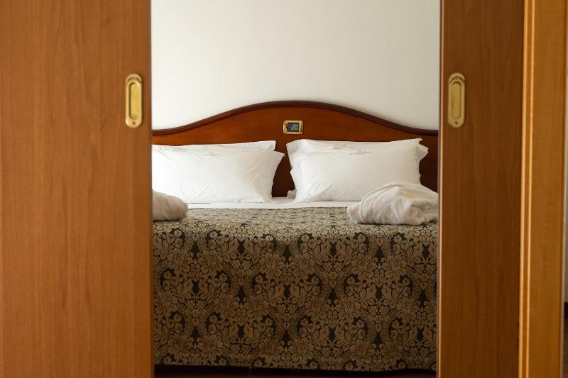 Suite with Lateral Sea view image 2