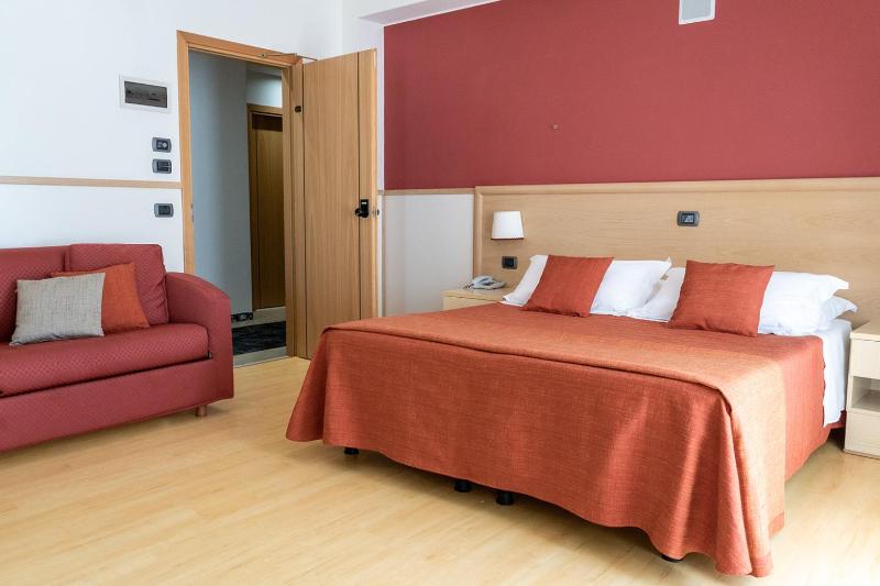 Junior Suite with Lateral Sea View image 3