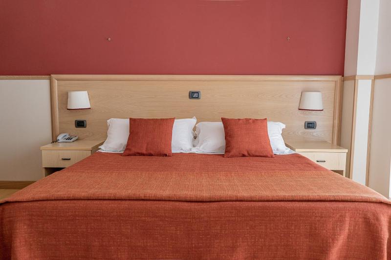 Junior Suite with Lateral Sea View image 4