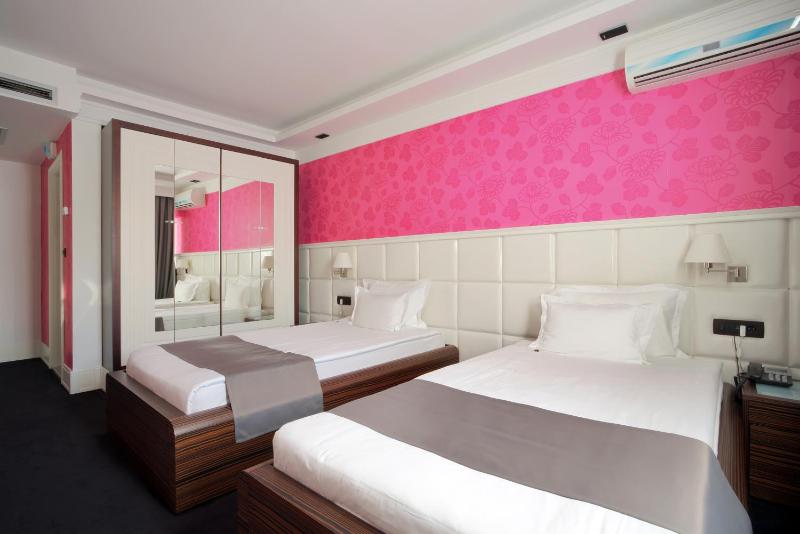 Standard Twin Room image 2