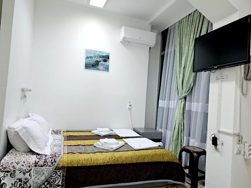 Deluxe Double Room with Extra Bed image 3