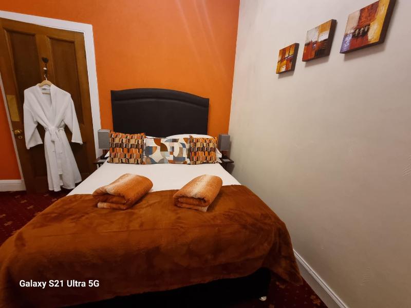 Double Room with Shared Shower image 3