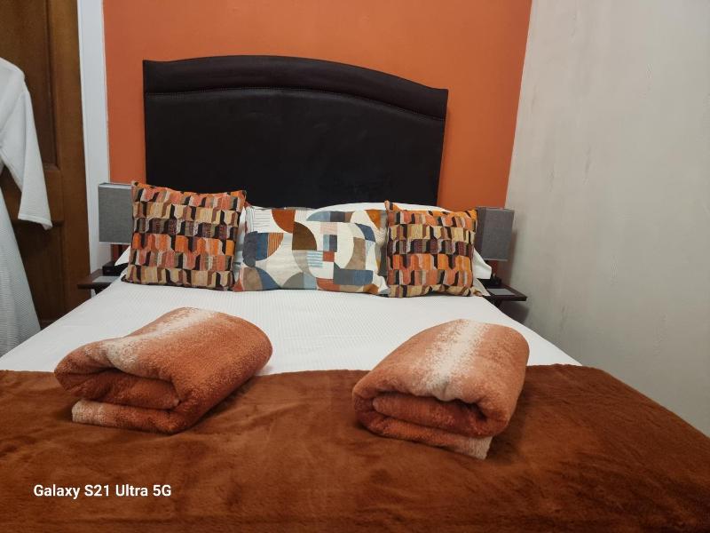 Double Room with Shared Shower image 4