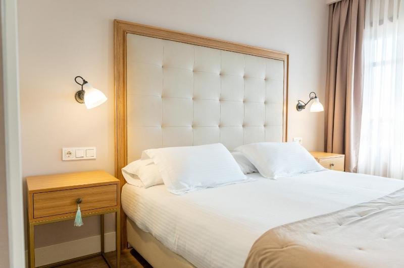 Deluxe Double Room image 1