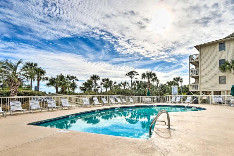 Hilton Head Condo with Covered Lanai Walk to Beach! Images