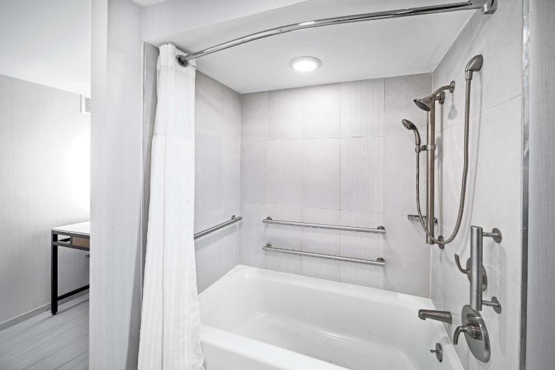 King Room with Mobility Accessible Tub image 2