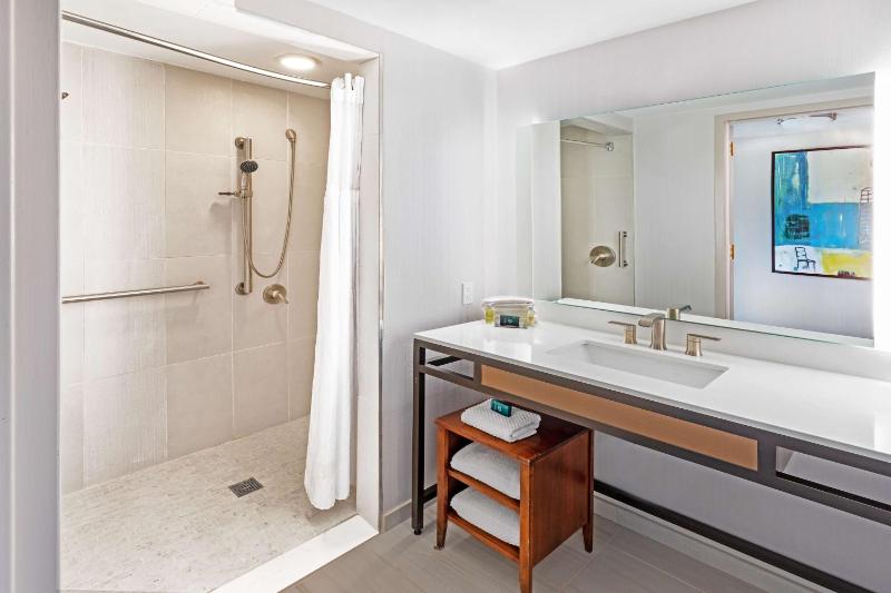 King Room with Roll-In Shower - Disability Access image 2