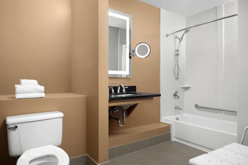 King Room with Accessible Tub - Mobility and Hearing Access image 3