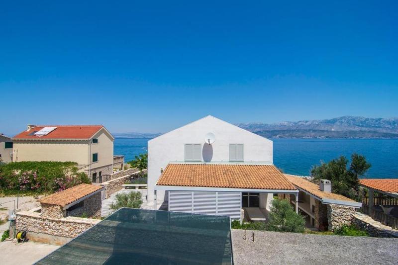 Apartments by the sea Splitska Brac - 22683 - image 1