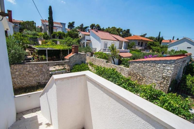 Apartments by the sea Splitska Brac - 22683 - image 13