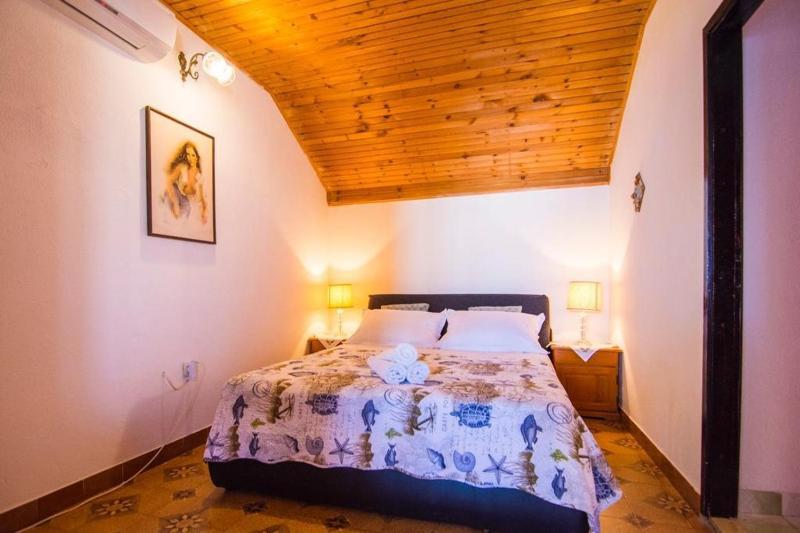 Apartments by the sea Splitska Brac - 22683 - image 6