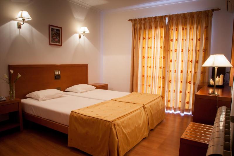 Twin Room image 3
