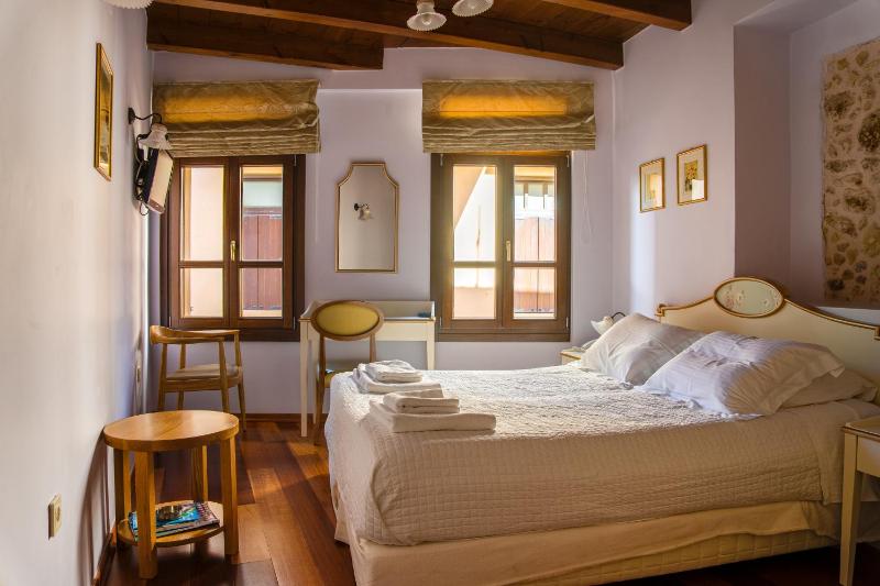 Small Double Room image 4