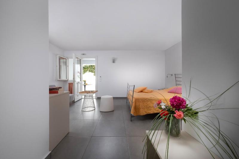 Large Double Room image 4