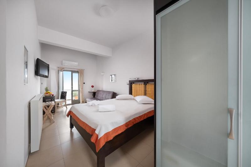 Superior Triple Room image 1