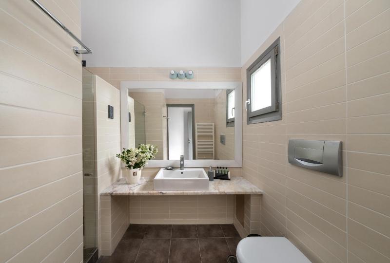 Superior Triple Room image 3