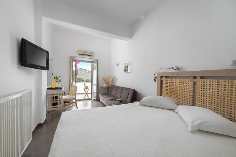 Superior Triple Room image 4