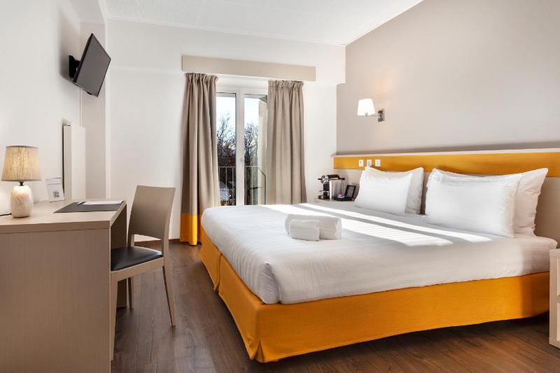 Double Room image 3
