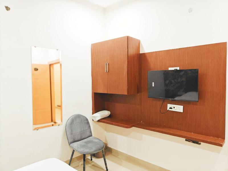 Hotel Divine Inn - image 12