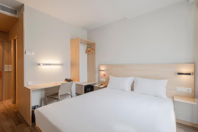 Standard Double Room image 4