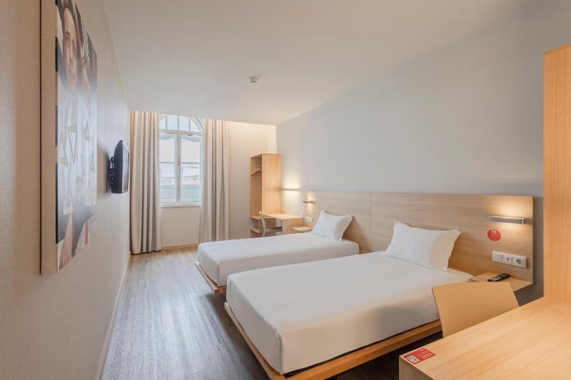 Twin Room with City View image 4