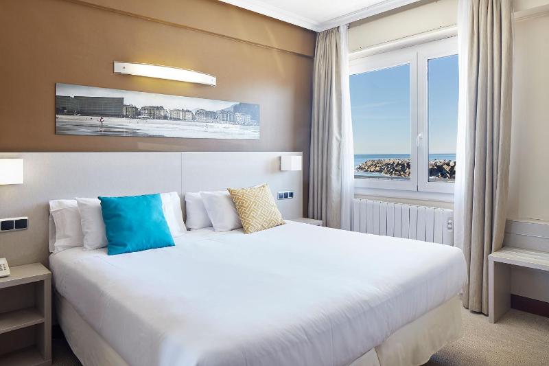 Double or Twin Room with Sea View image 1