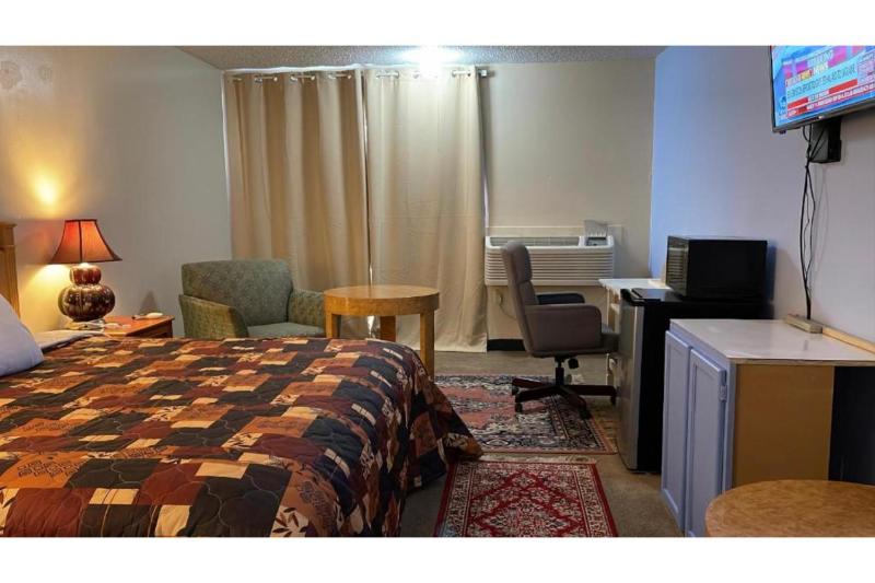 Deluxe King Room image 3