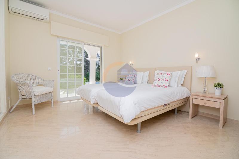 Villa Luxury Suites Heated Outdoor Pool - image 4