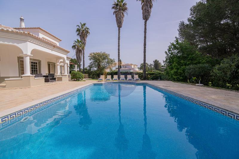 Villa Luxury Suites Heated Outdoor Pool - image 9