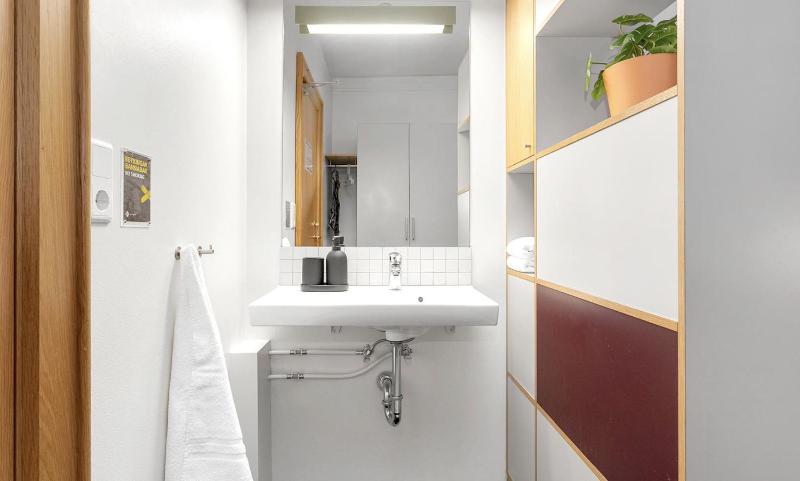 Single Room with Shared Shower and Toilet image 4