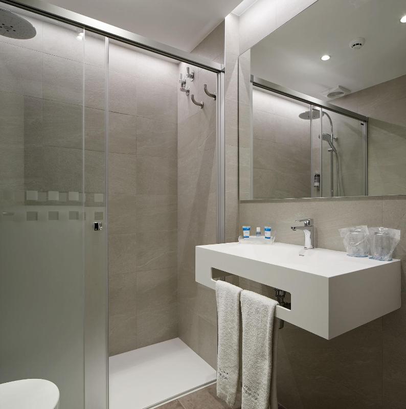 Double or Twin Room with Sea View image 4