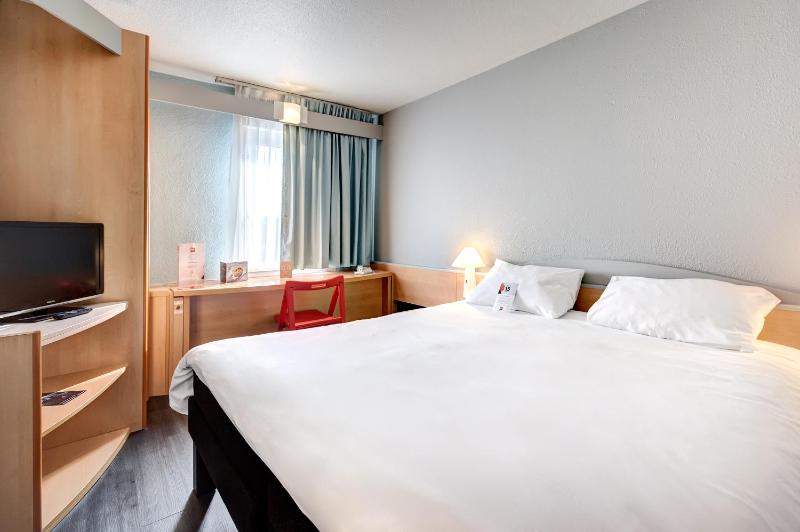 Standard Double Room image 3