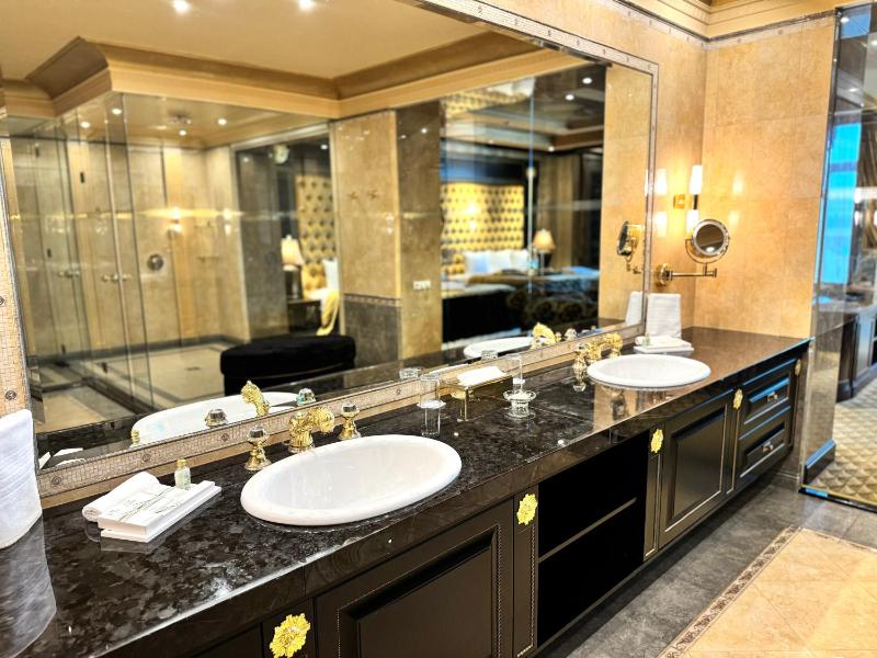 Versace Suite image 4