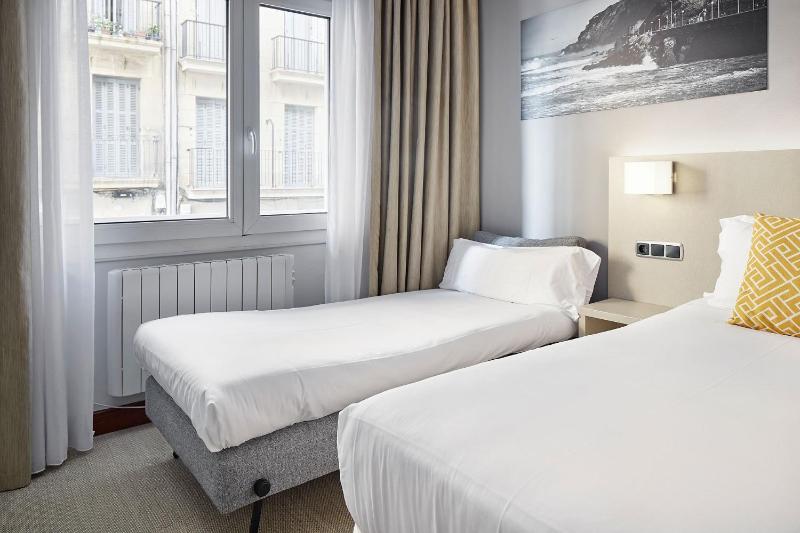 Double or Twin Room with City View image 3