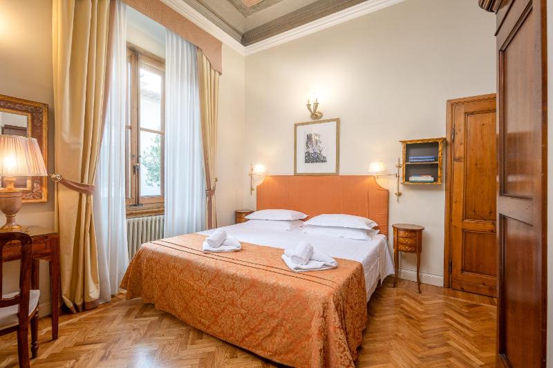 Deluxe Double or Twin Room image 3